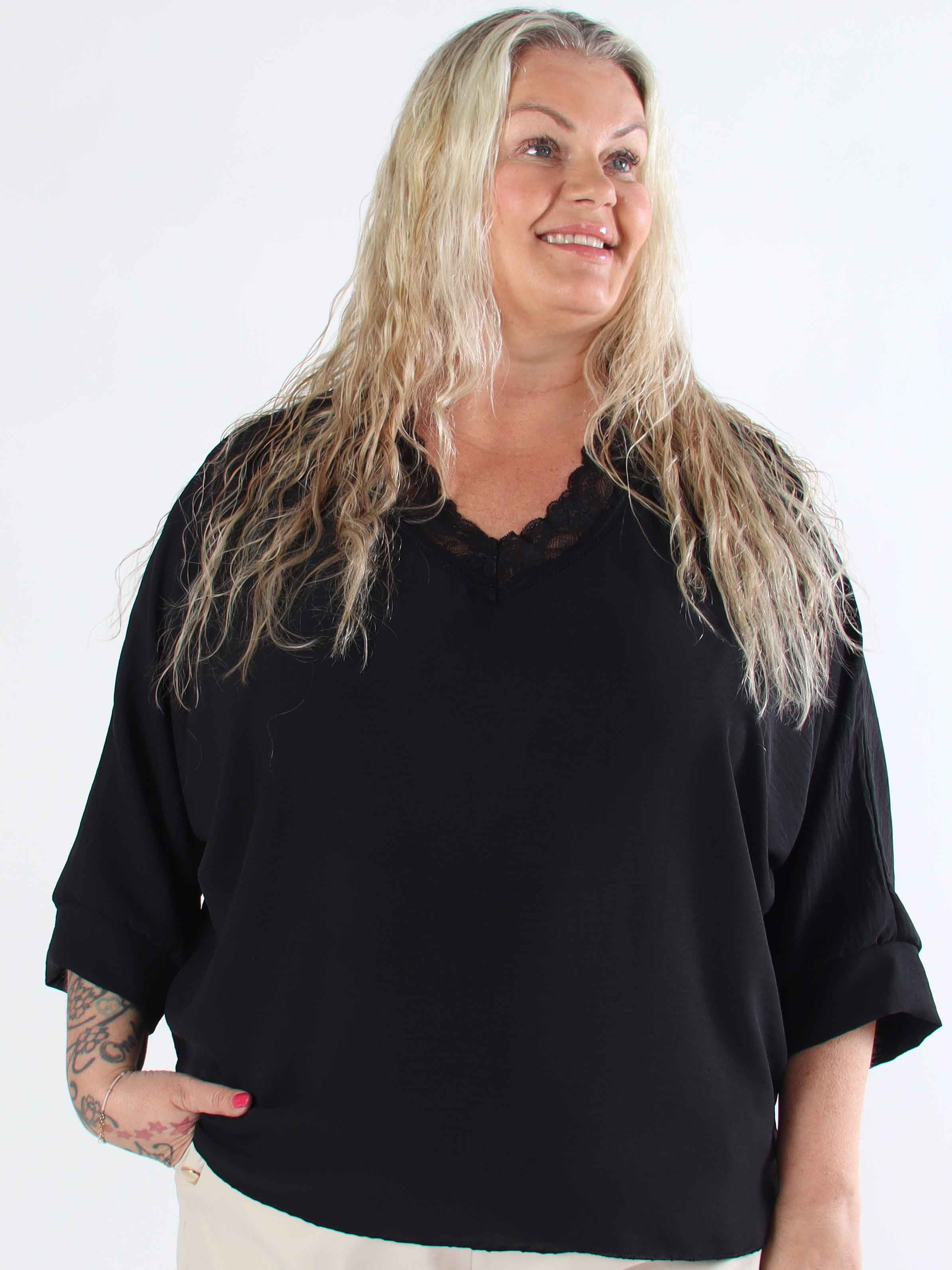 Leonora - Plus size-tunika med fladdermusärmar och spets